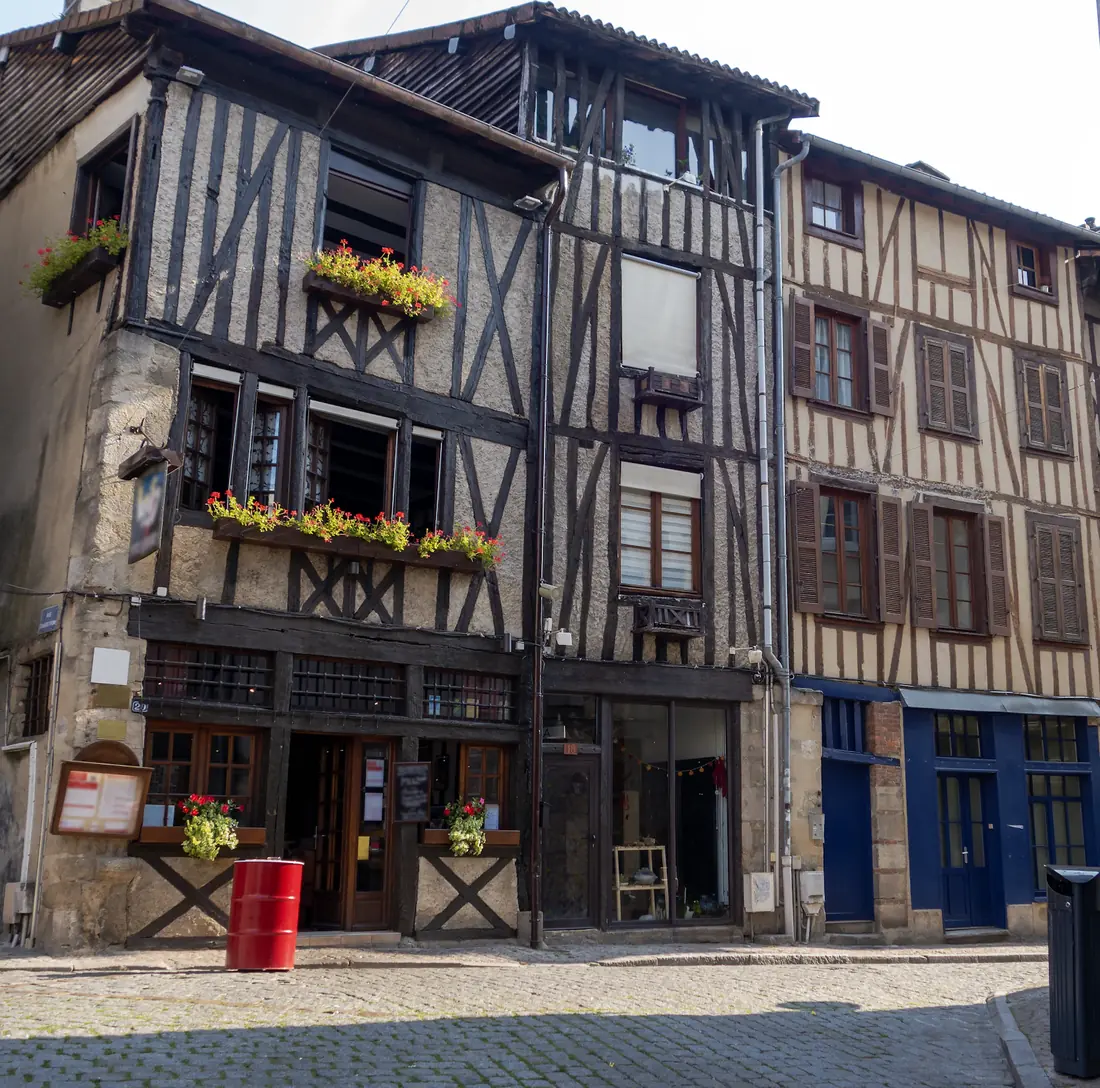 Conciergerie Airbnb Limoges — vieux Limoges Maisons à pans de bois et jardinières fleuries dans le vieux Limoges