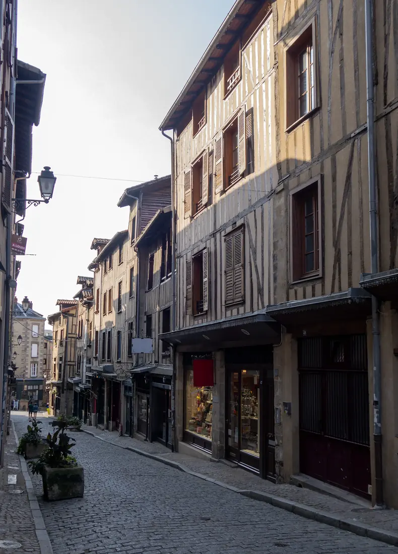 Rue pavée du quartier de la Boucherie dans le centre de Limoges
