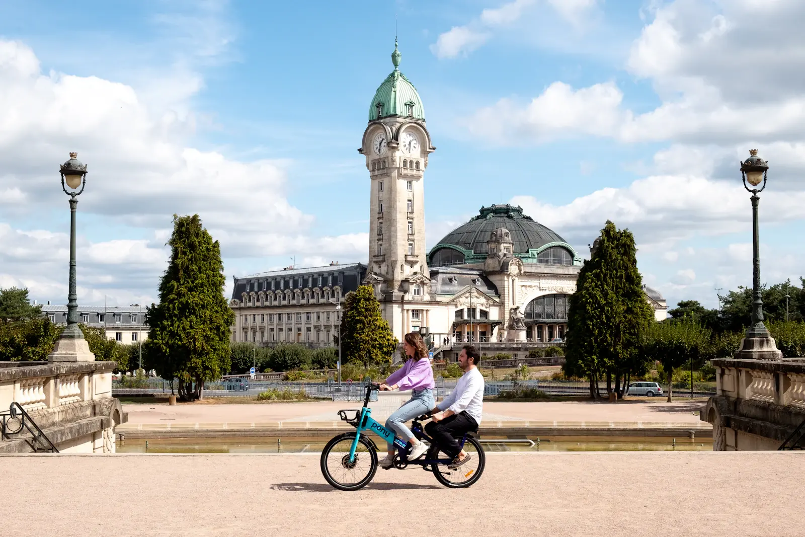 Cyclistes sur le parvis de la gare des Bénédictins à Limoges